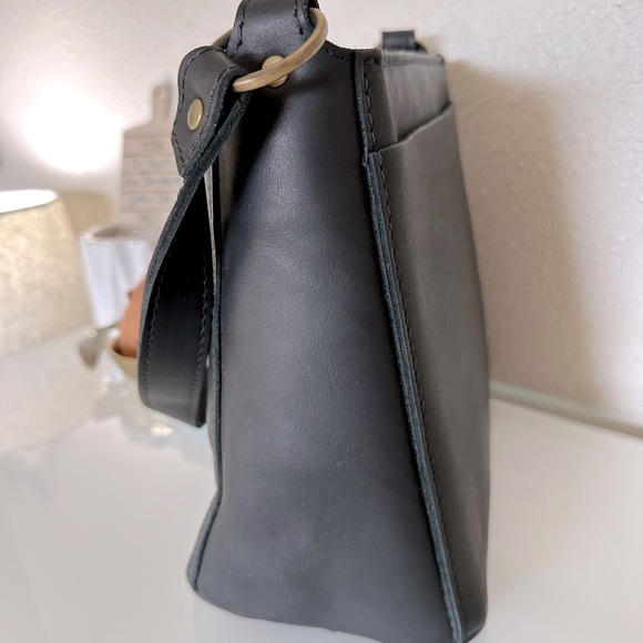 NWOT 🖤 Portland Leather Triangle Zip Bag in Elegant Smooth Black Color. - Picture 4 of 6